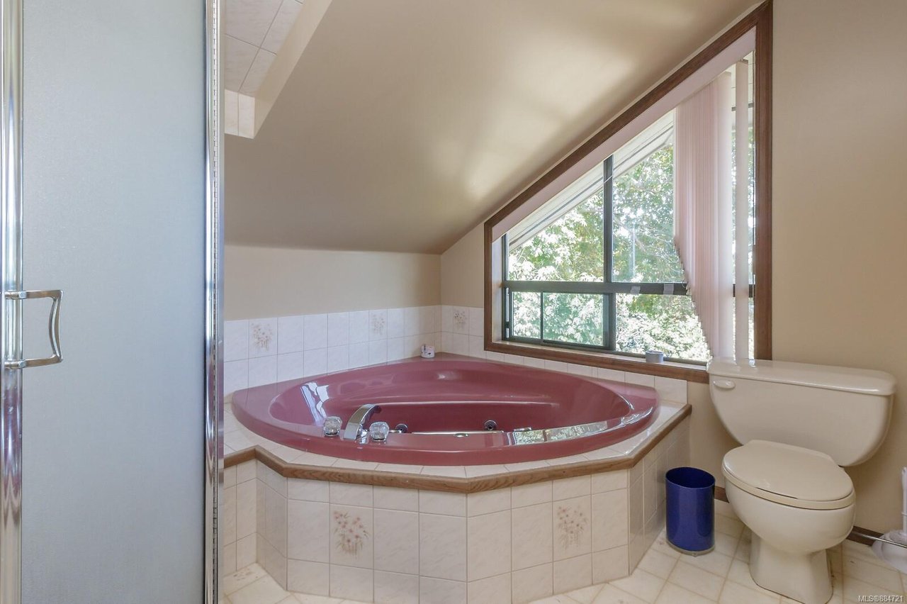 2270 Arbutus Rd