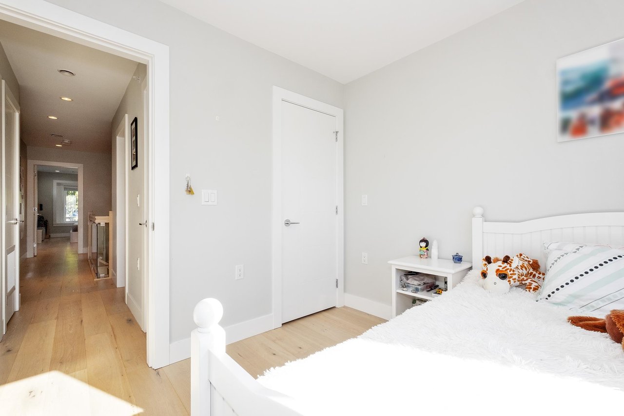 233 W 19th St