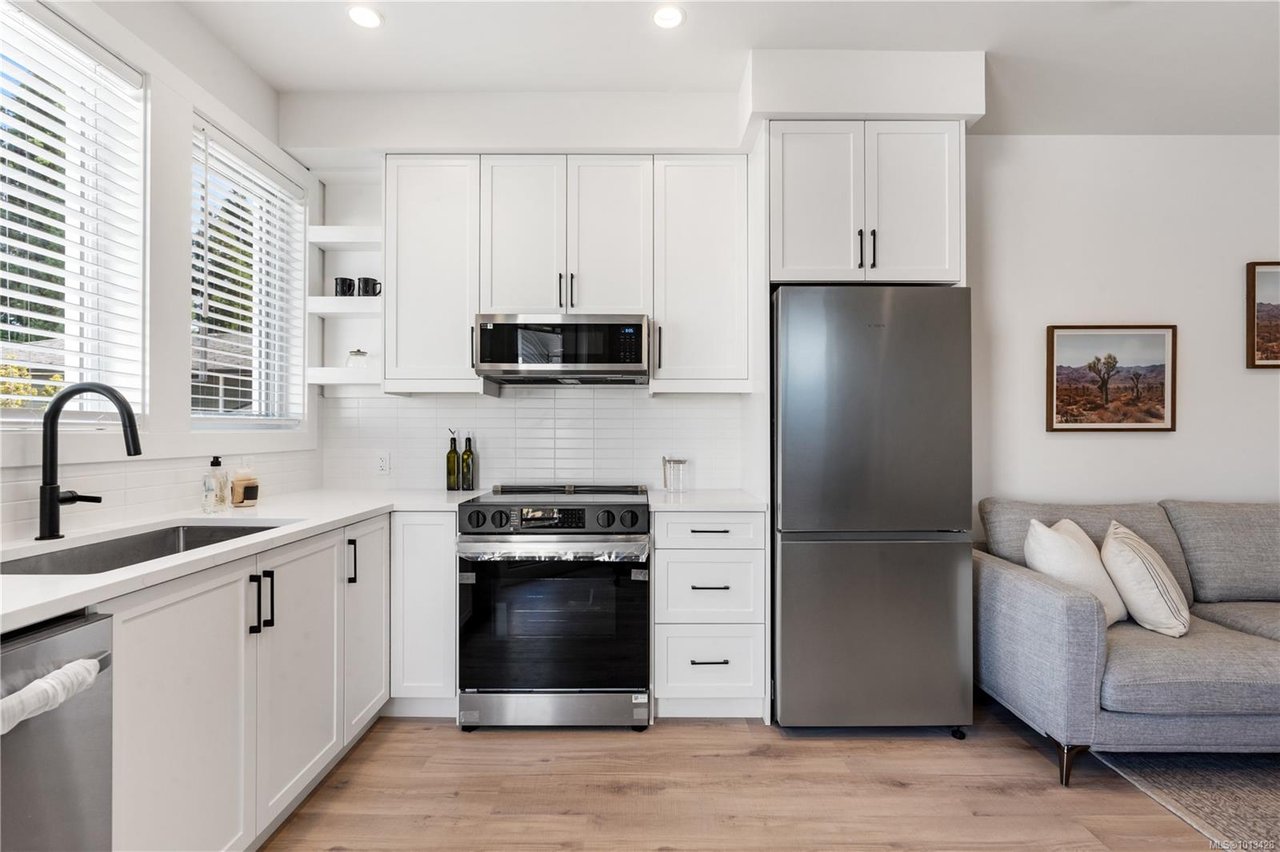 1-910 Old Esquimalt Rd