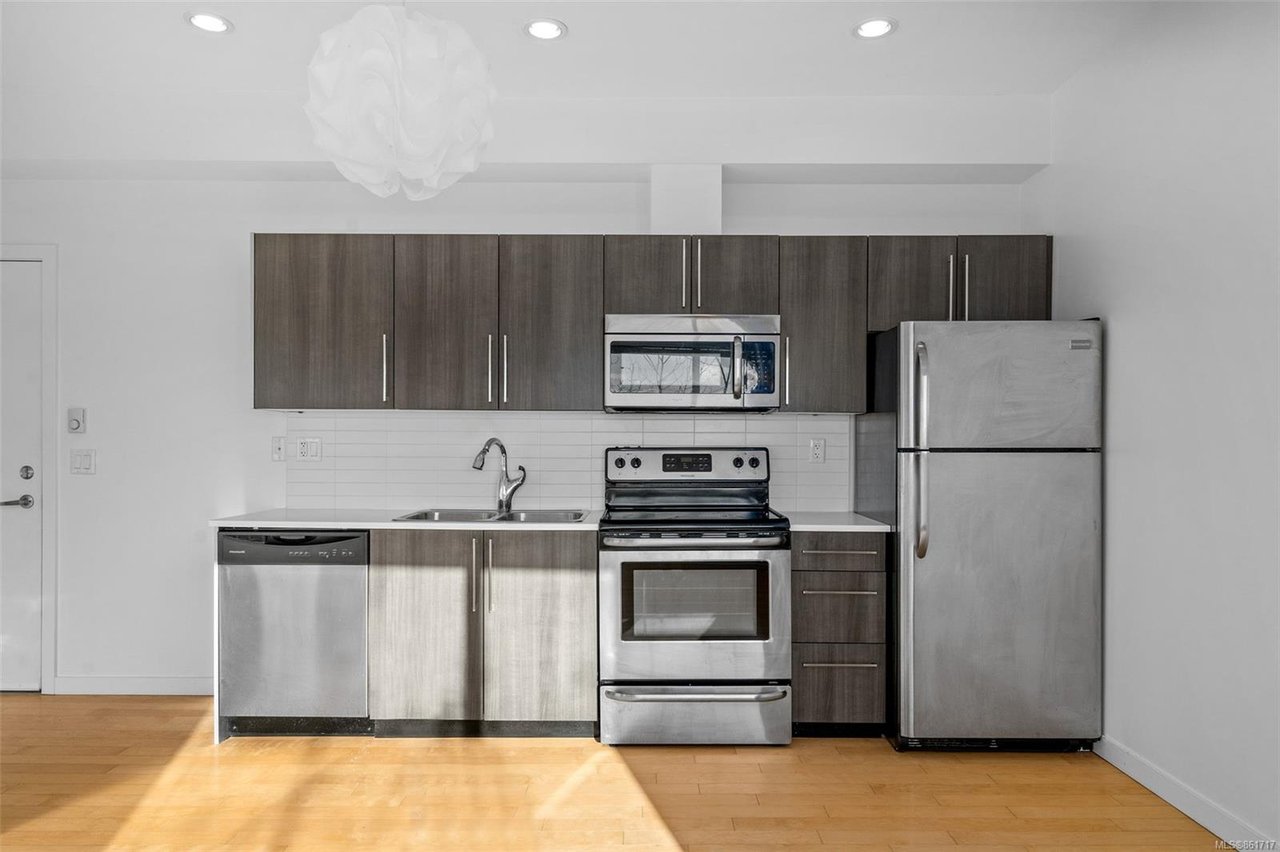 303-4050 Douglas St