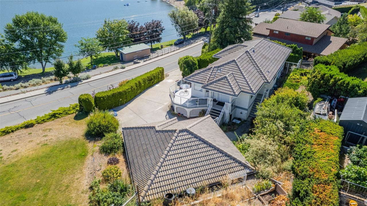 6752 Lakeside Dr