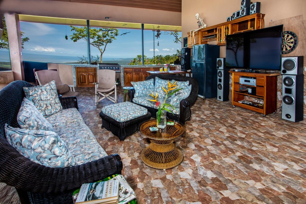 Incredible 7,000 Ft2 Ocean View Home With 200 Acre Reserve!