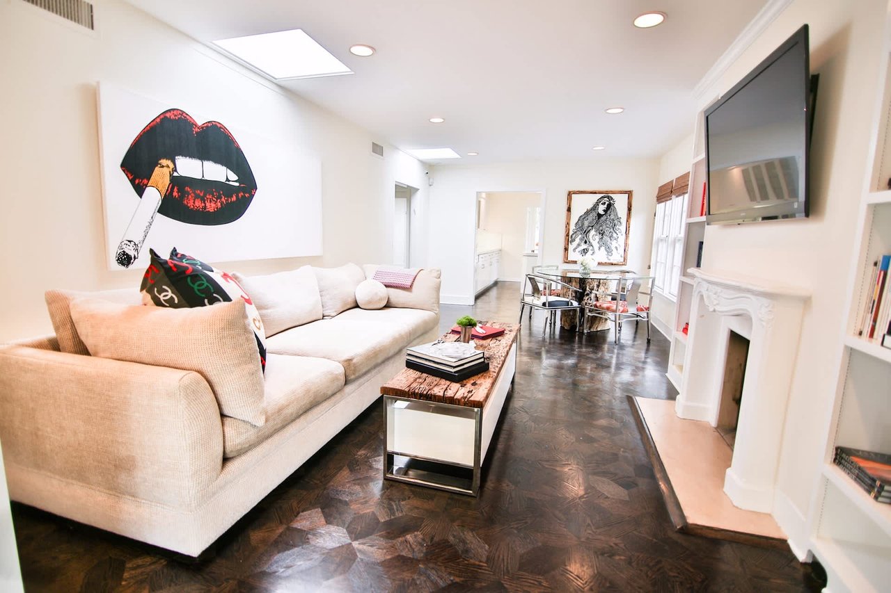 8749 Dorrington Ave