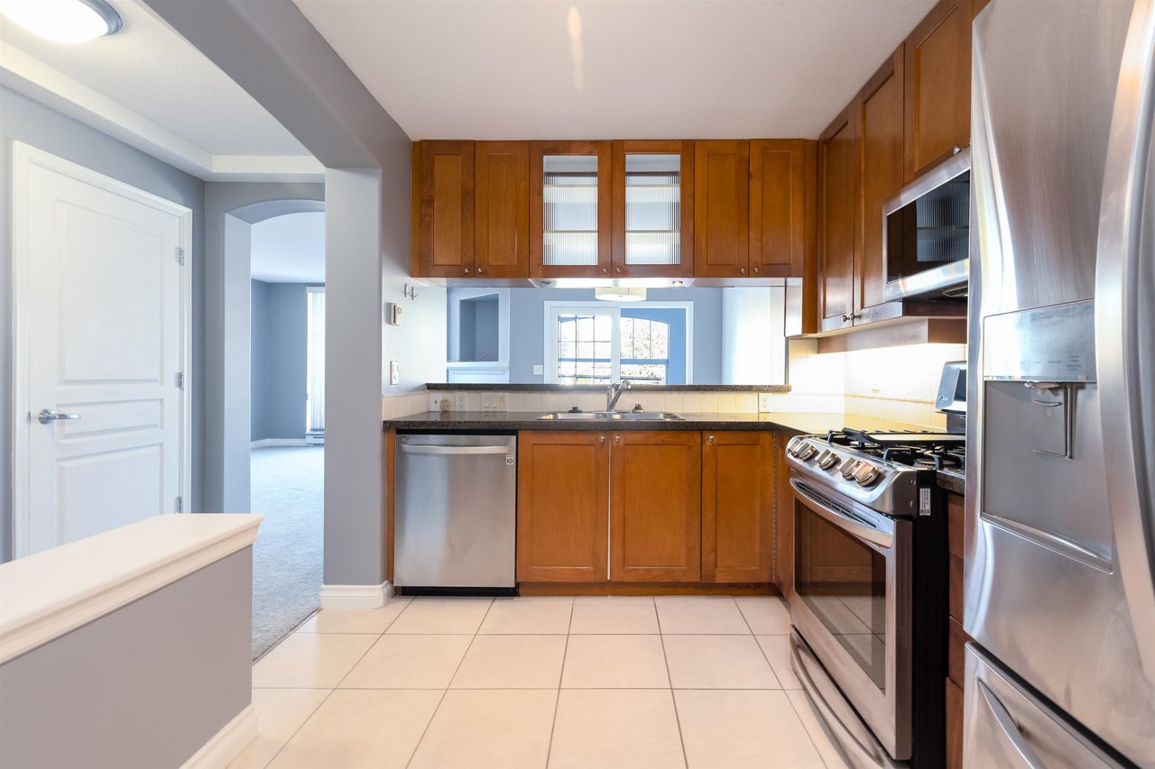 203-4542 W 10th Ave