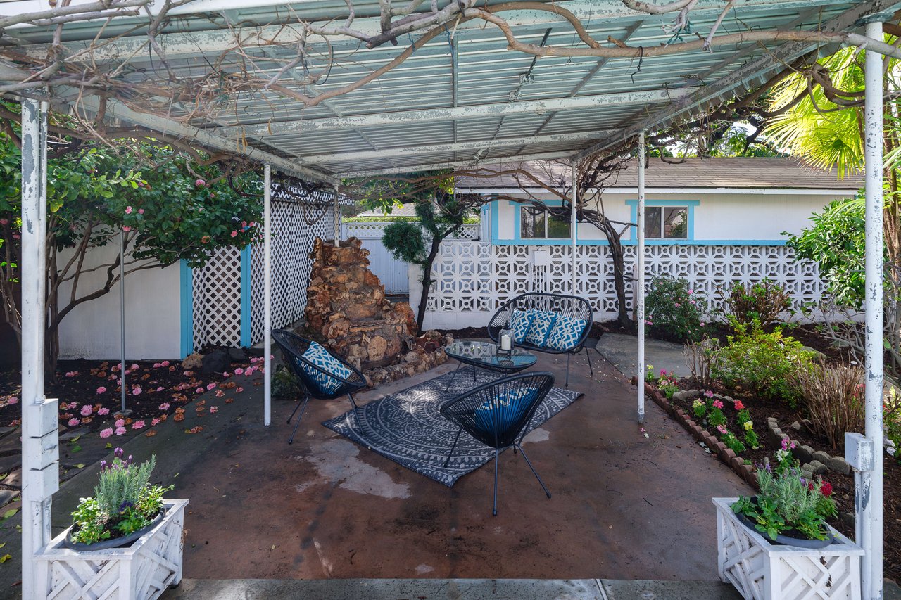 2570 Las Lunas Street
