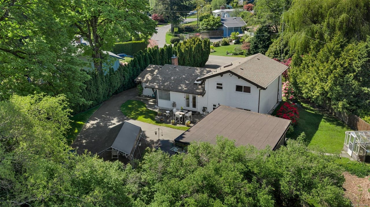 989 Abbey Rd, Saanich