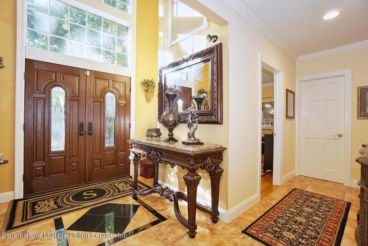 37 Holsman Rd
