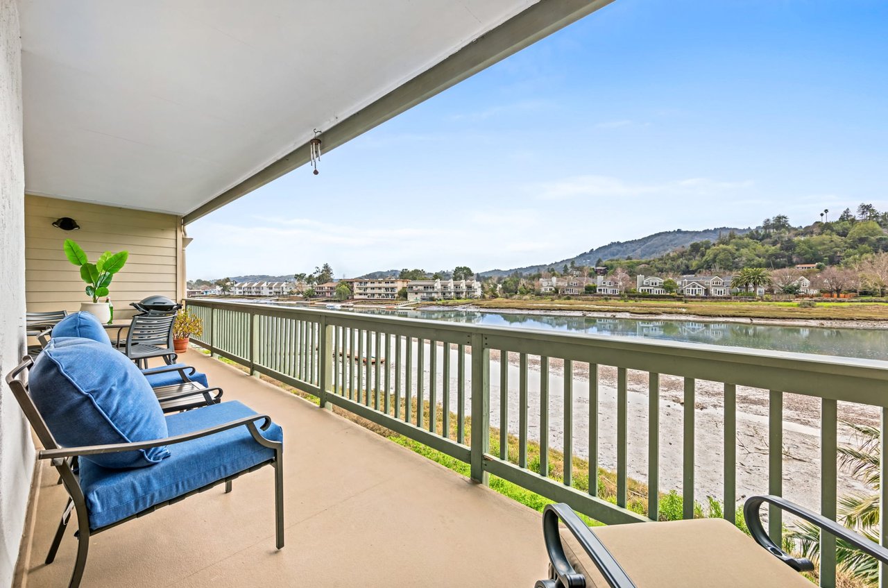 Stylish & Remodeled View Condo in Greenbrae