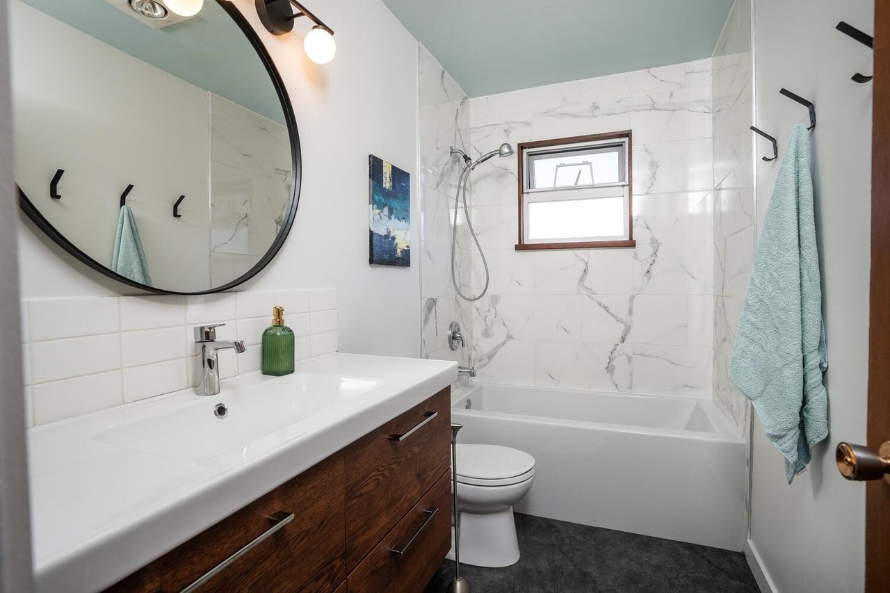 4352 49 St