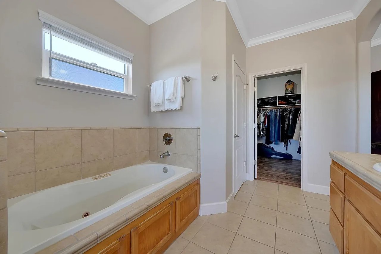 3221 Crestview Dr