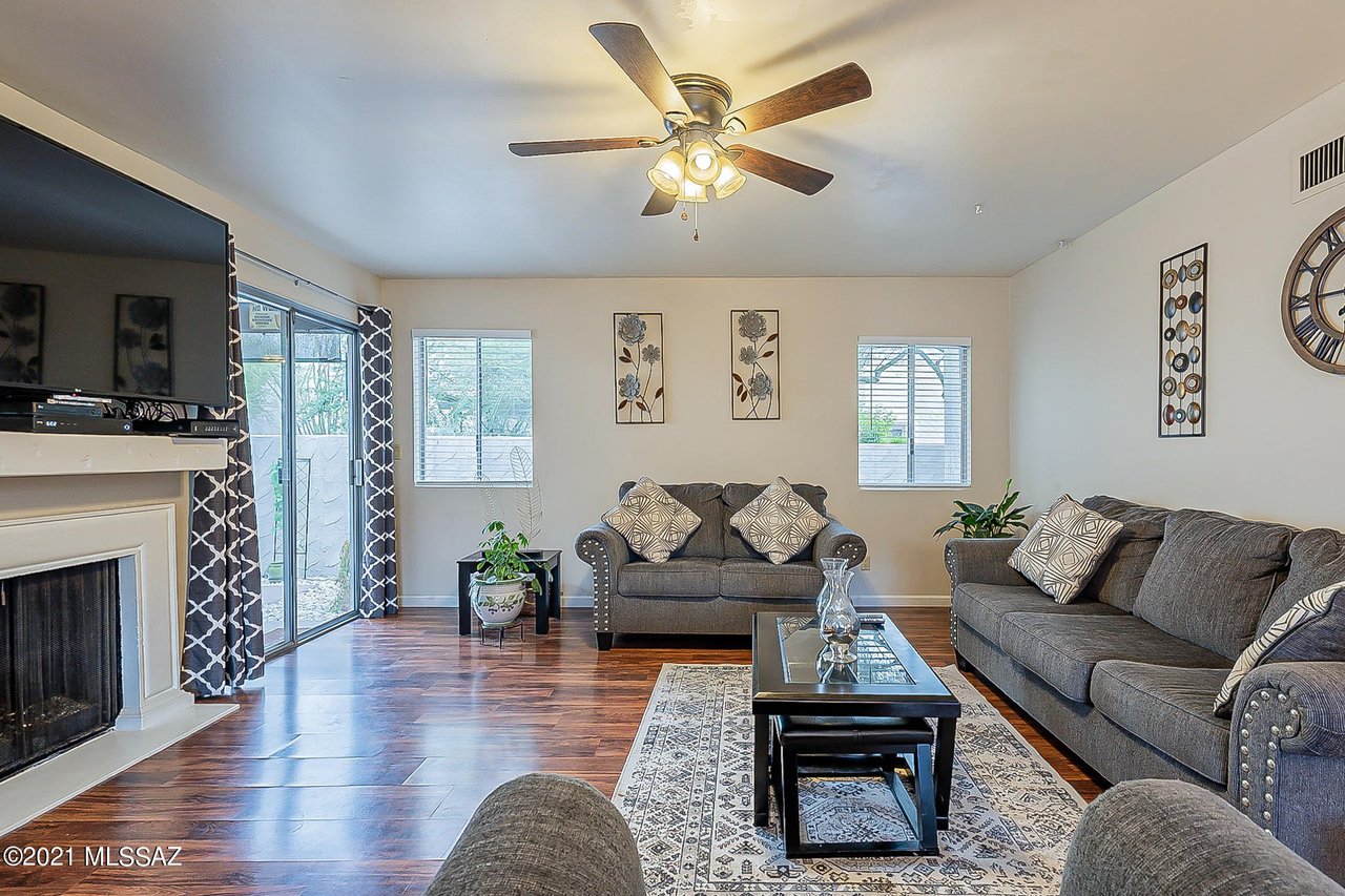 5582 N La Casita Dr