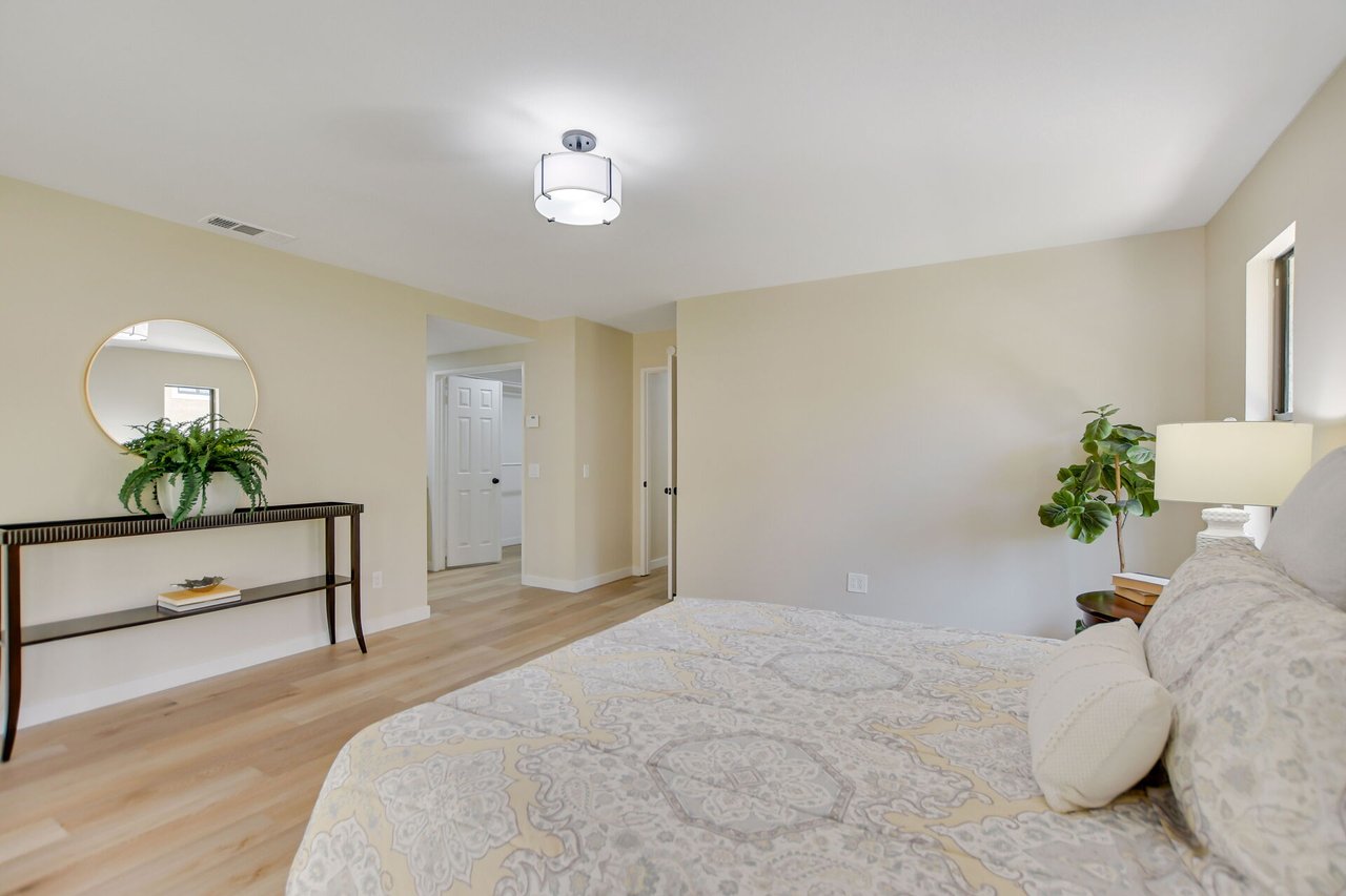5697 Los Robles