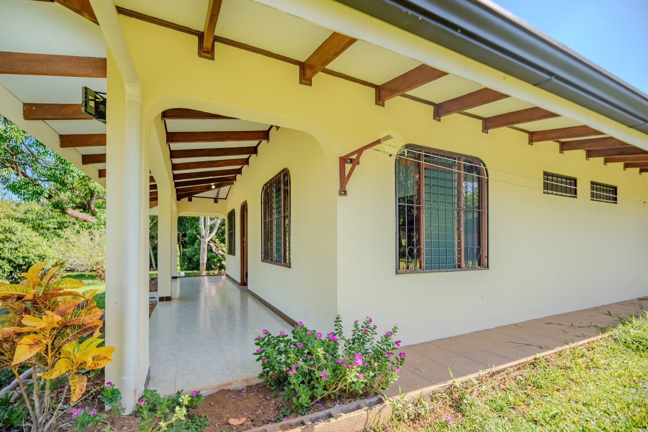 Vista Serena, beautiful House surrounded by nature in Villa Nueva de Quepos