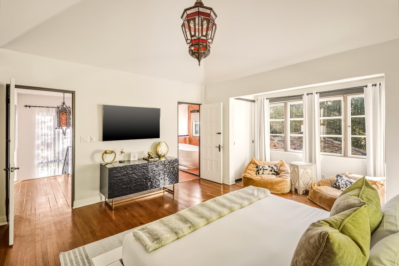 1135 Sunset Vale Ave, West Hollywood