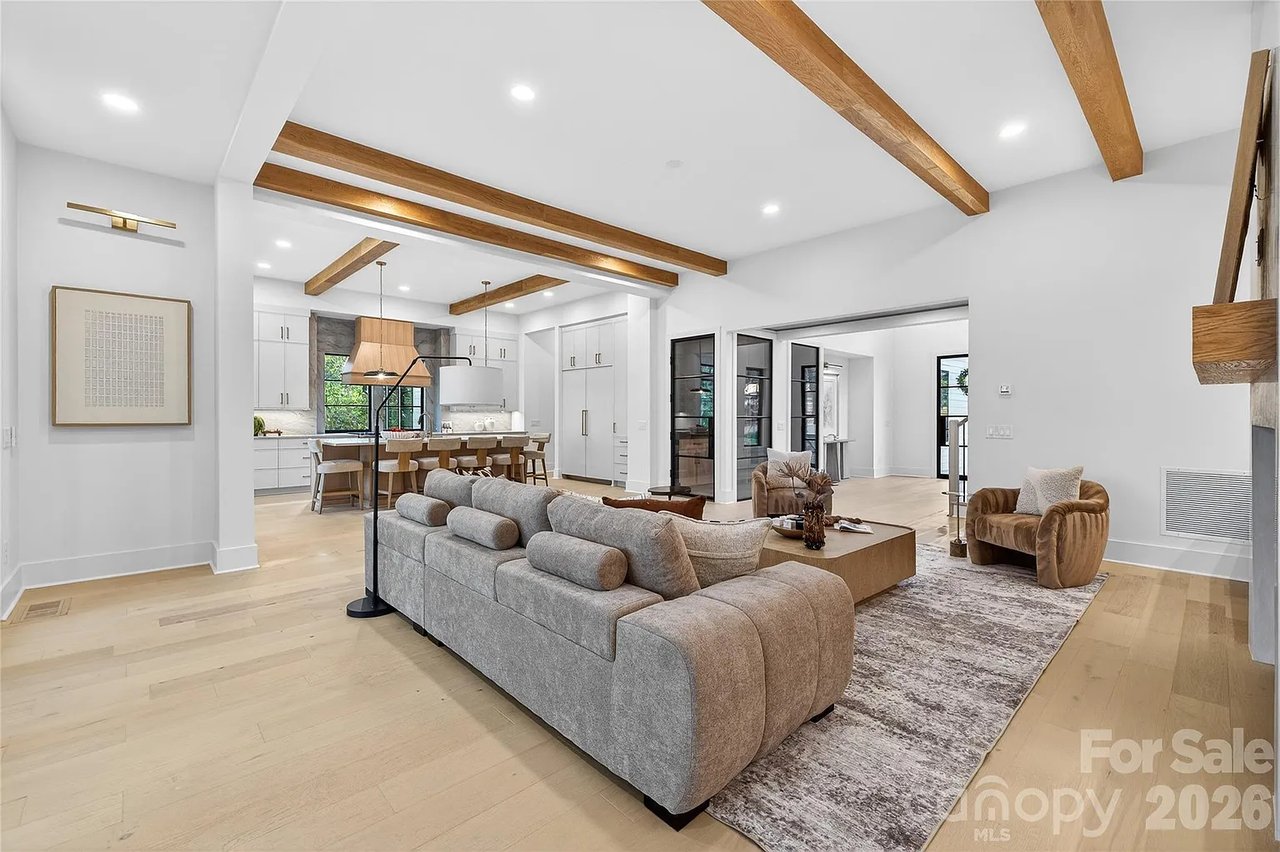 1209 Meadowood Ln
