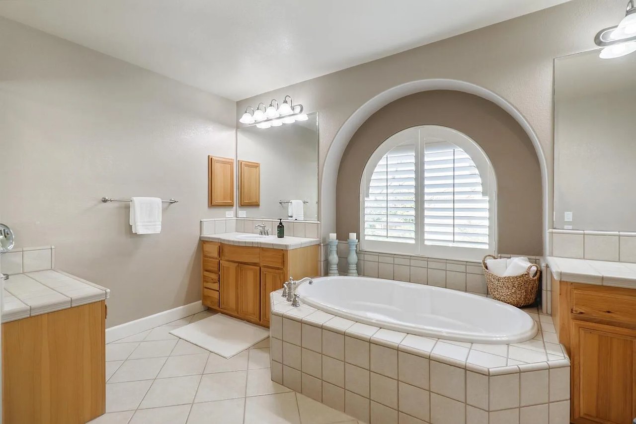 2200 Red Hawk Ct