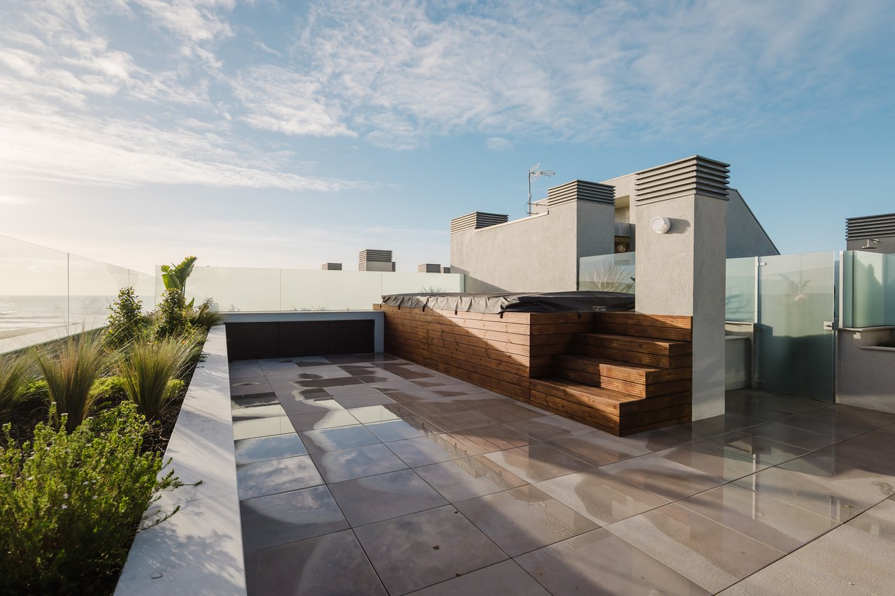 Elegant 3-Bedroom Sea-View Apartment with Large Terrace & Rooftop Pool in Vila Nova de Gaia