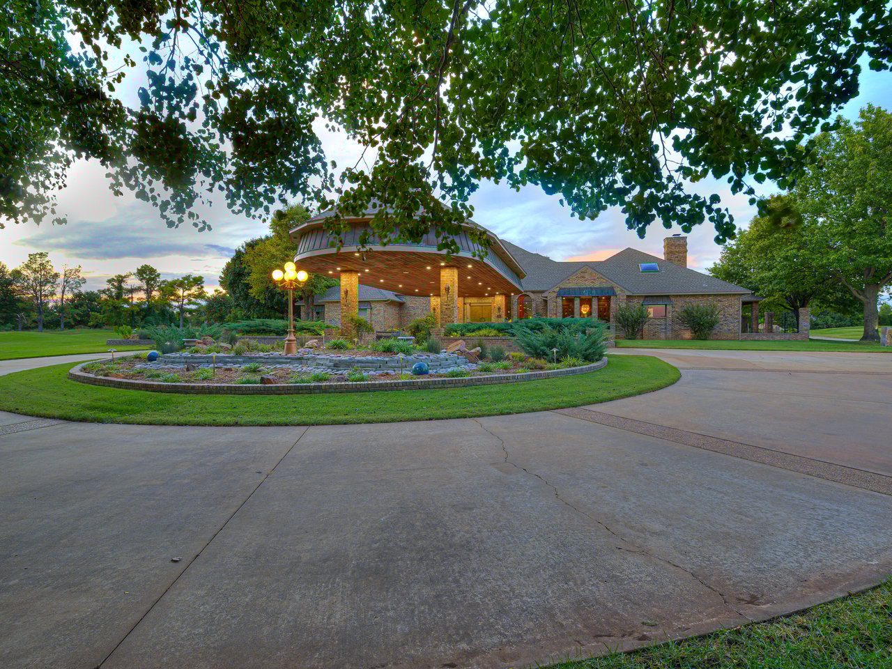 Private 18-Hole Golf Course Estate with Pickleball Court – A Once-in-a-Lifetime Opportunity in Edmond, Oklahoma - Wyatt Poindexter - The Agency OKC 