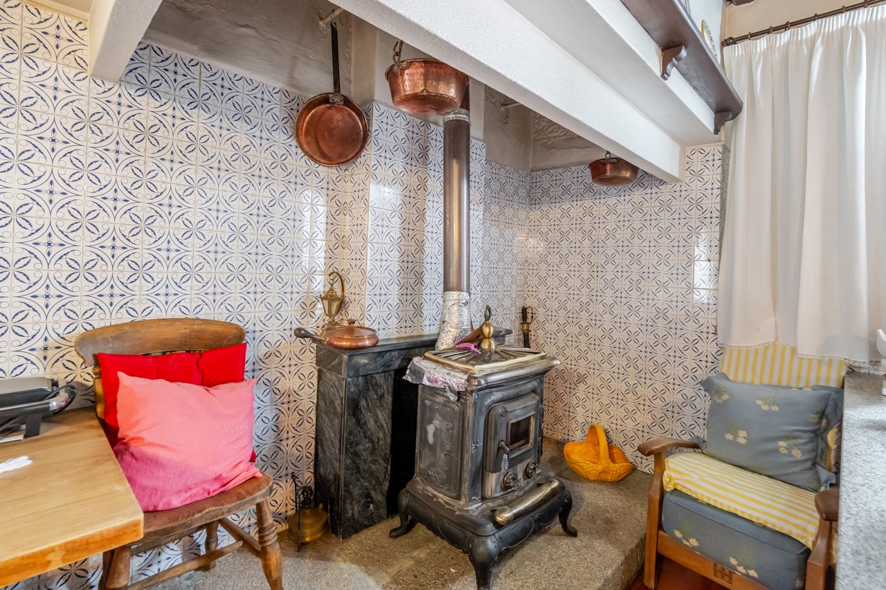 Rustic Four-Bedroom House with Private Land in Folhadela, Vila Real