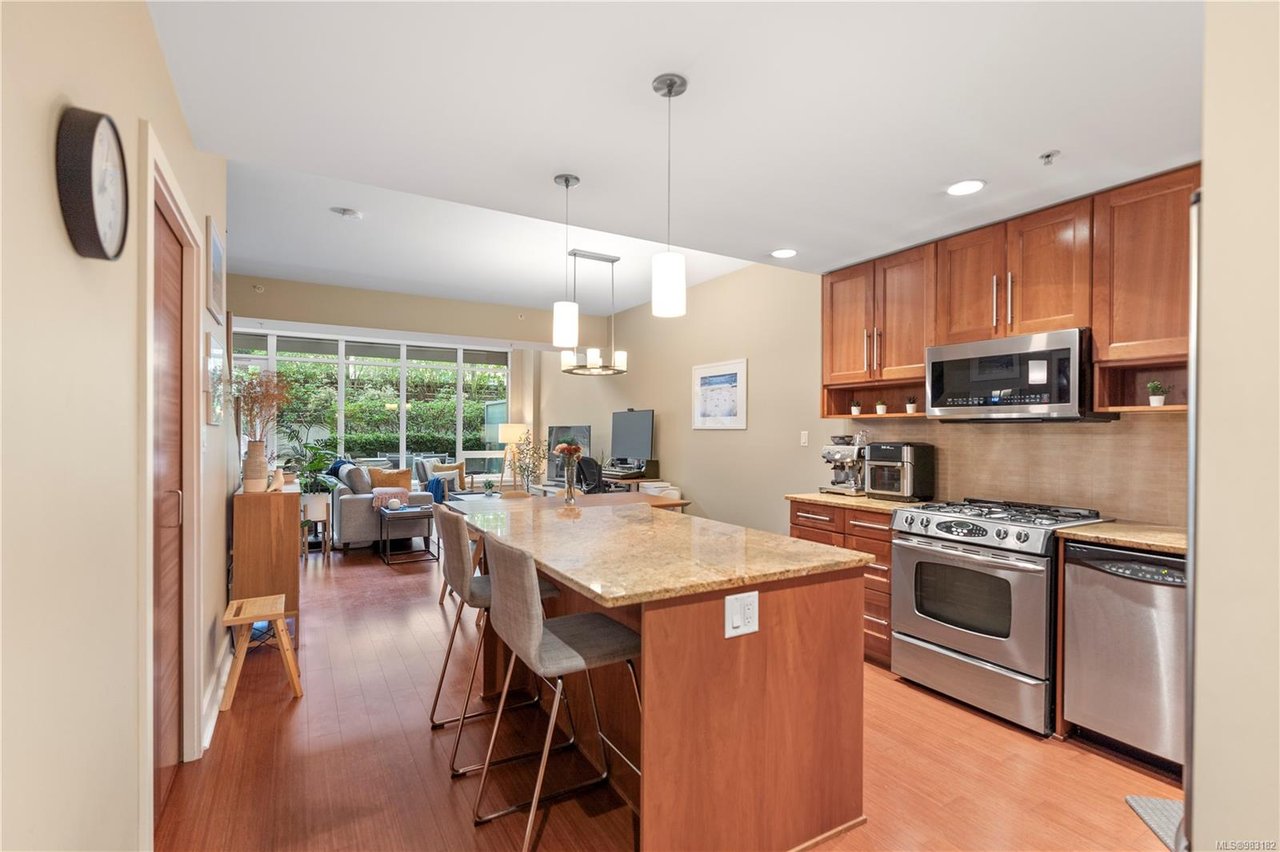 302-828 Rupert Terr, Victoria