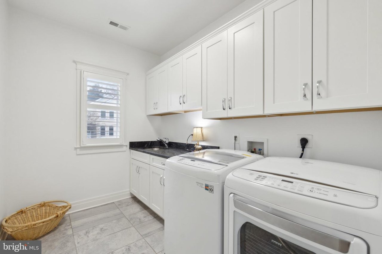 Stunner in Addison Heights! (National Landing)