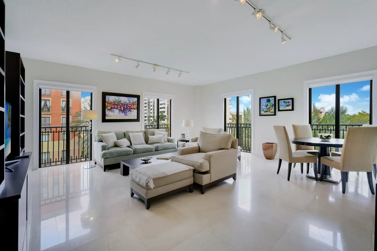 711 Biltmore Way # 402