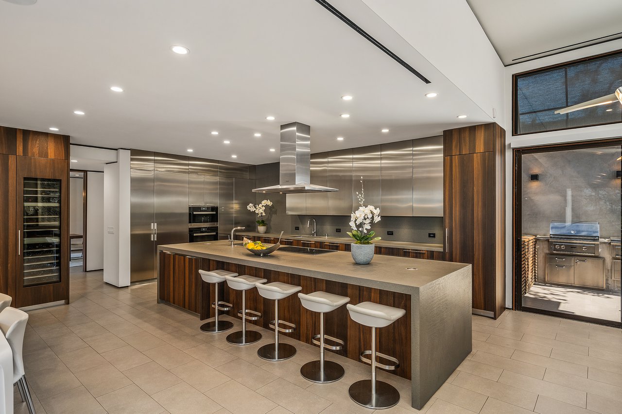  A Beverly Hills Architectural Masterpiece – Where Modern Luxury Meets Timeless Elegance