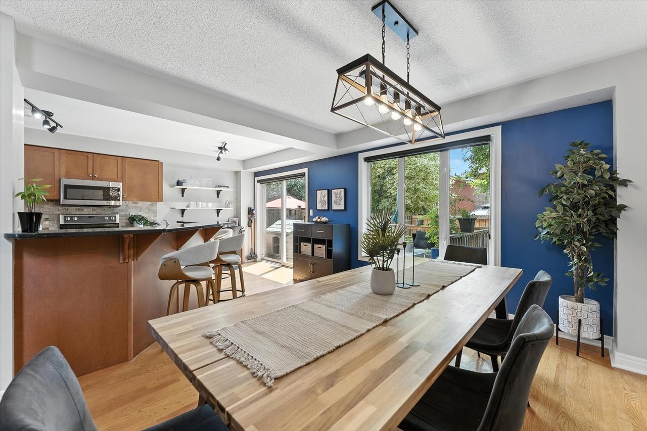 151 Mowat Cres