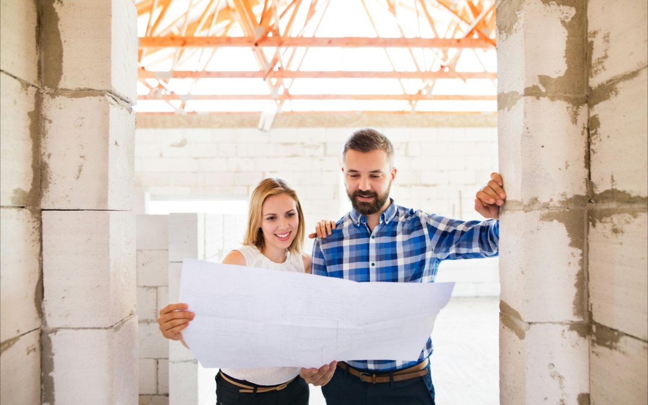 Should You Hire a Contractor or Do It Yourself?