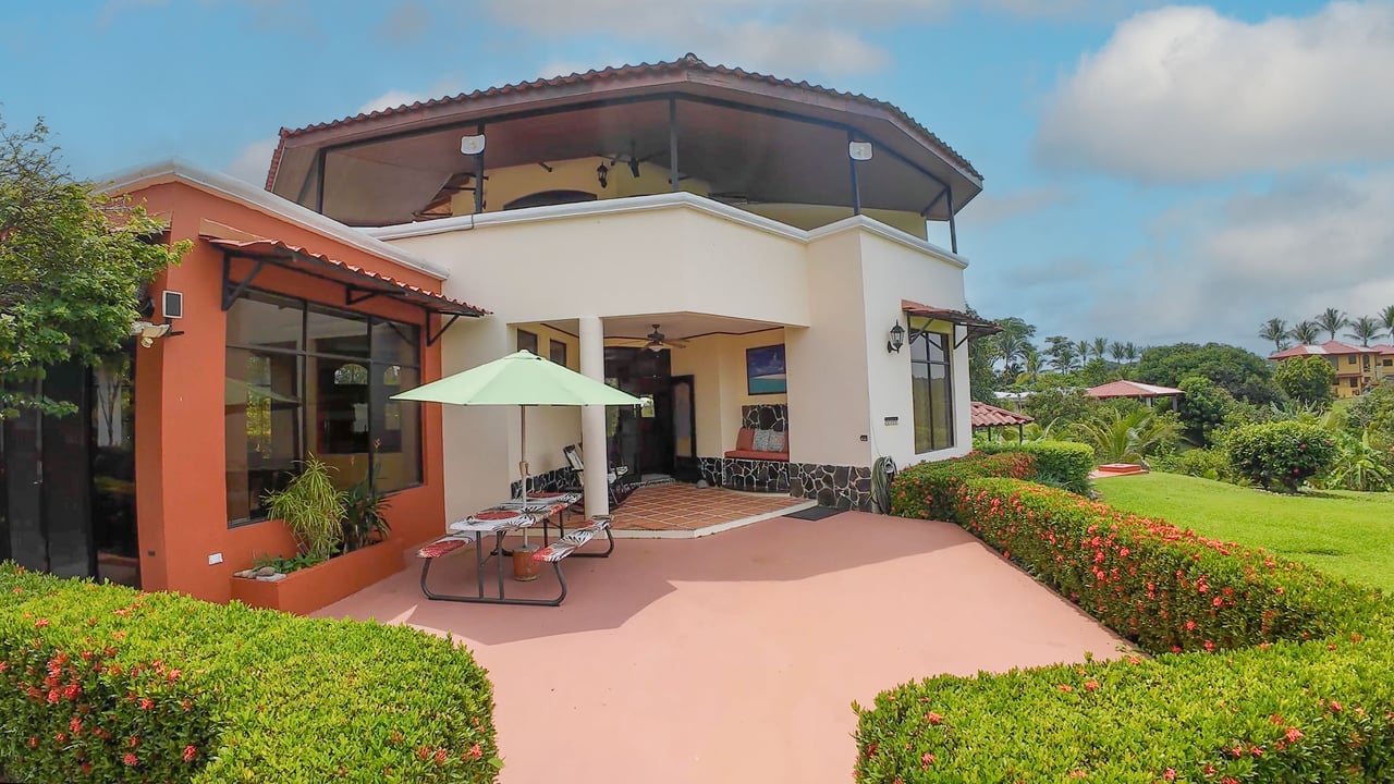 Tropical Estate in Gated Community near Quepos