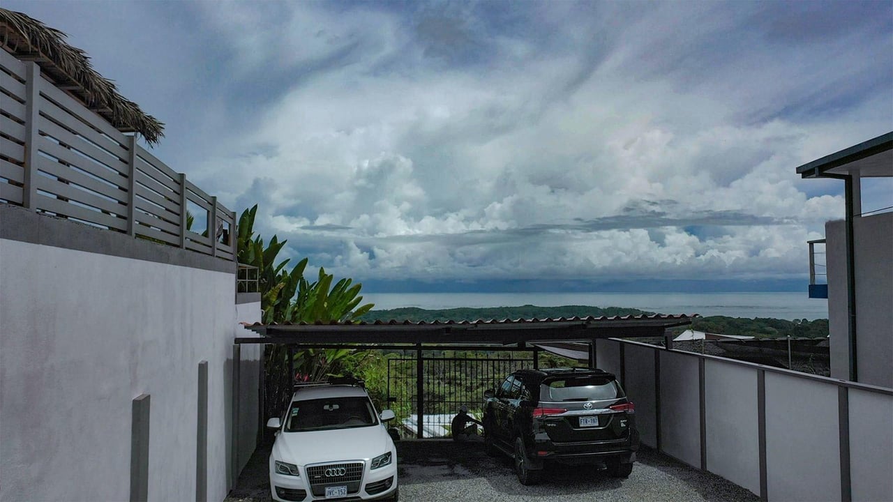 4 Bedroom Home With a Stunning Ocean View!