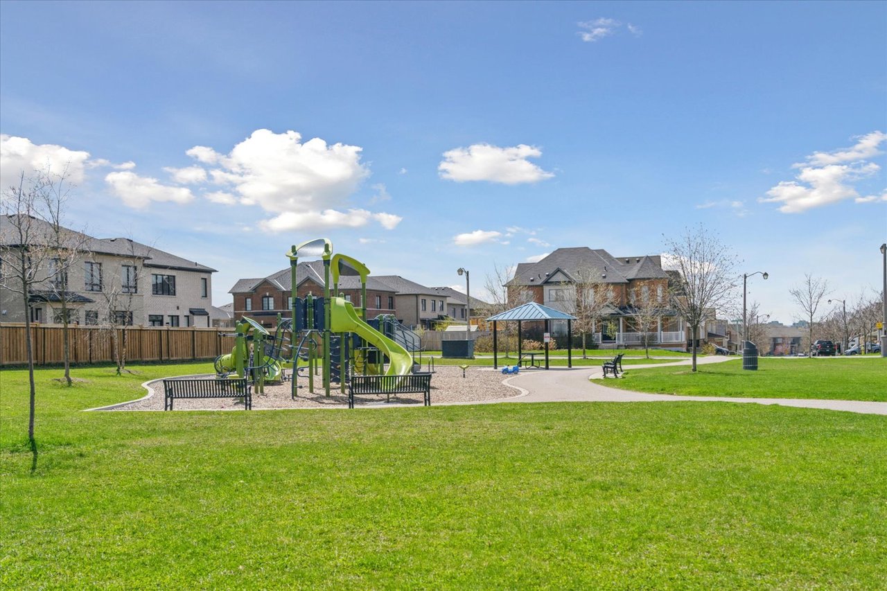 32 Maplebank Cres