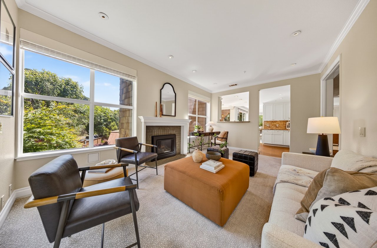 Luxurious End Unit in Point Tiburon