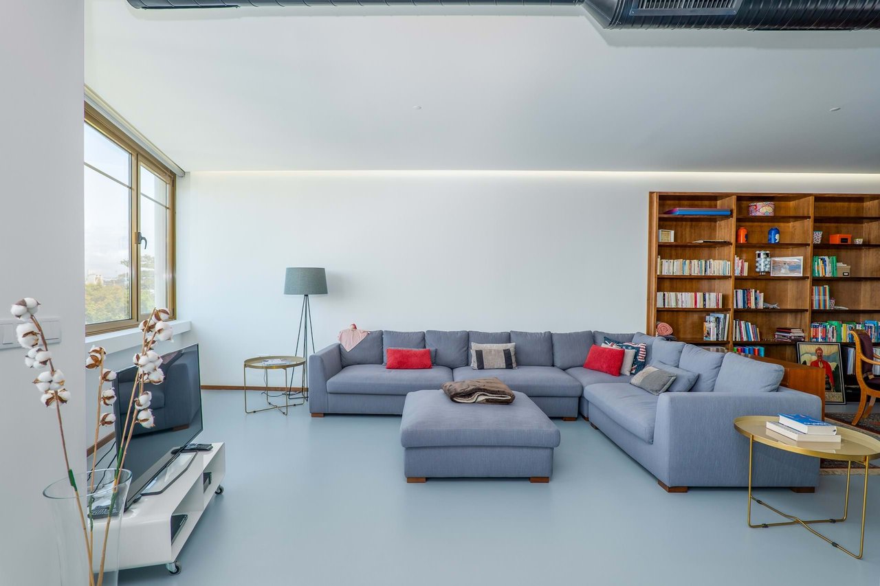 2 Bedroom + 1 Loft with Harbor Views in Central Matosinhos