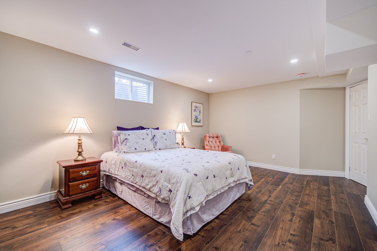 1296 Mapleridge Cres