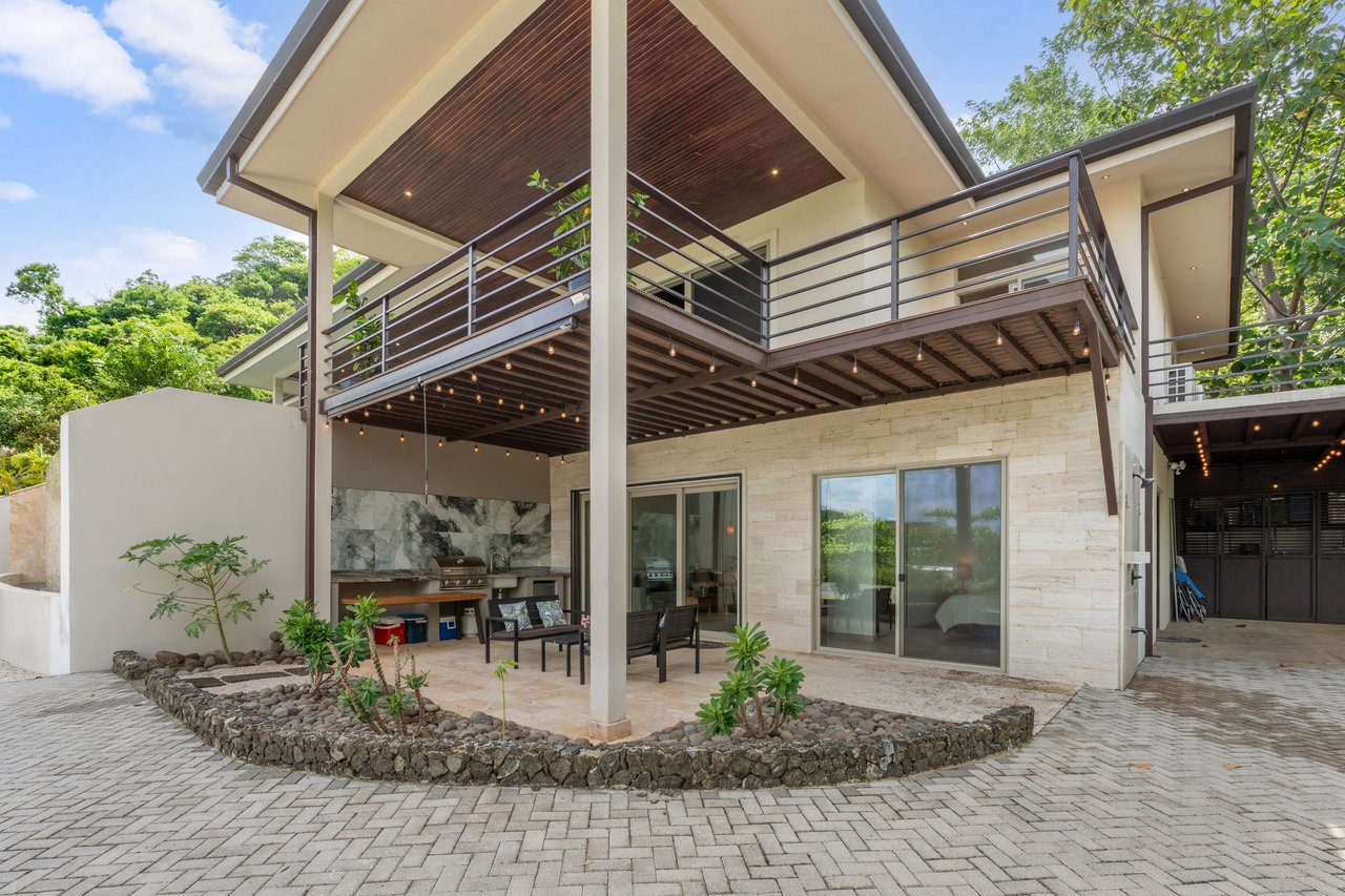 Casa Pickle on the Hill | Spacious Private Estate with Pickleball Court, Mature Gardens & Independent Guest Apartment