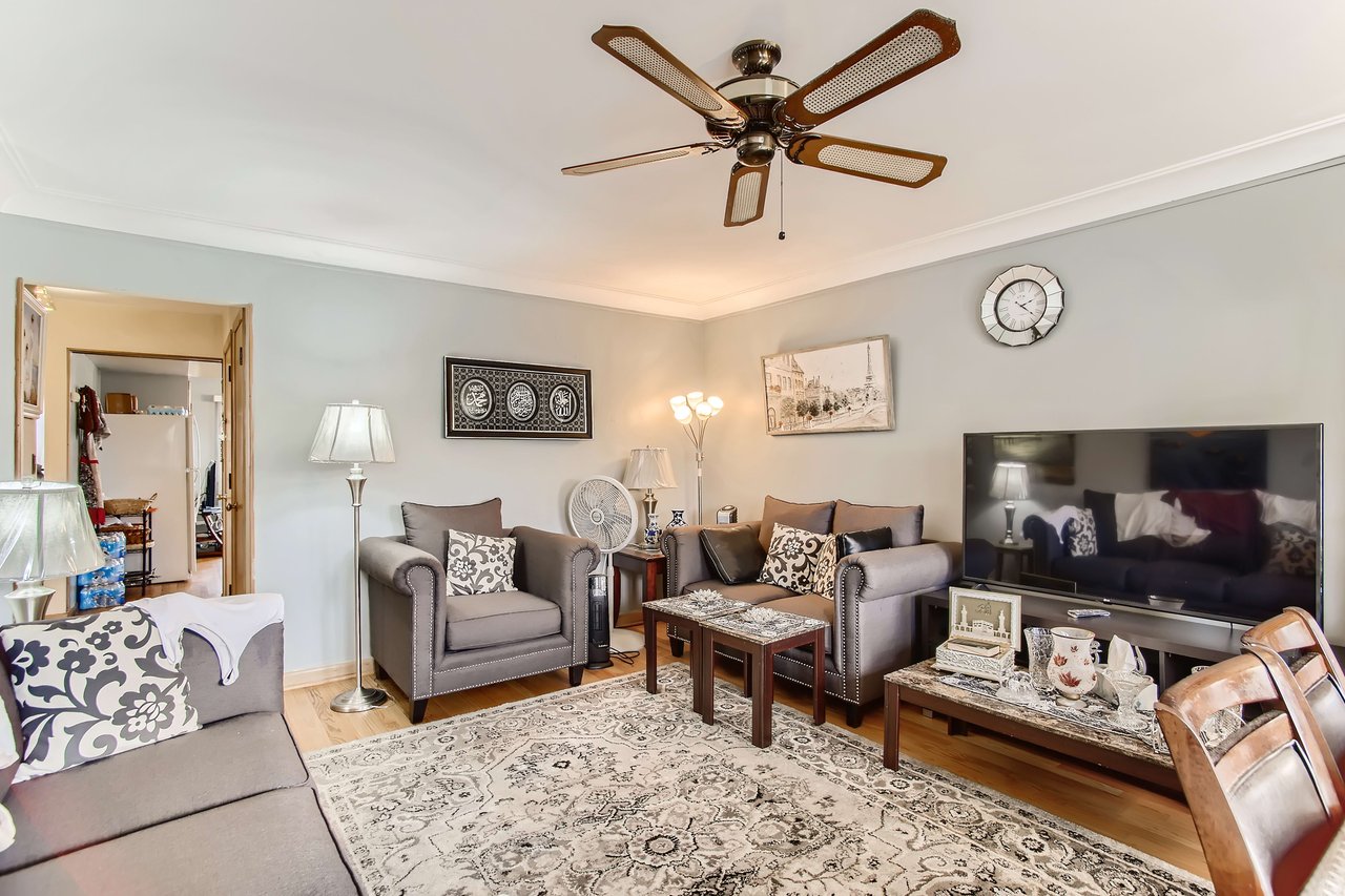 8707 N Oketo Niles, IL  60714