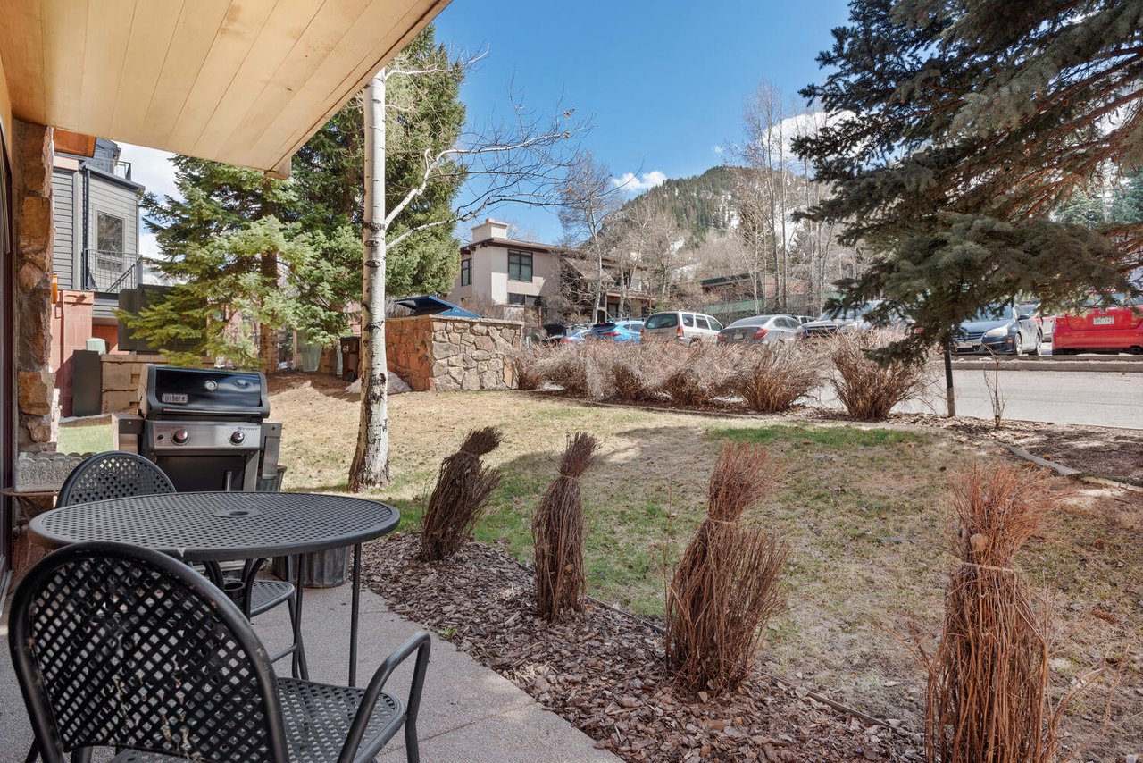  Rowland & Broughton-designed Top-Floor Condo in Aspen 