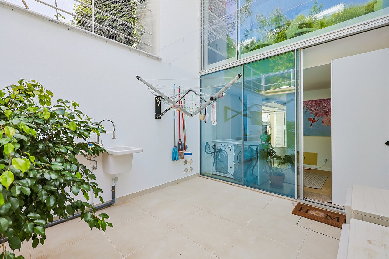 “The Green Villa” – Elegant Luxury Villa with Pool in Carnaxide, Oeiras