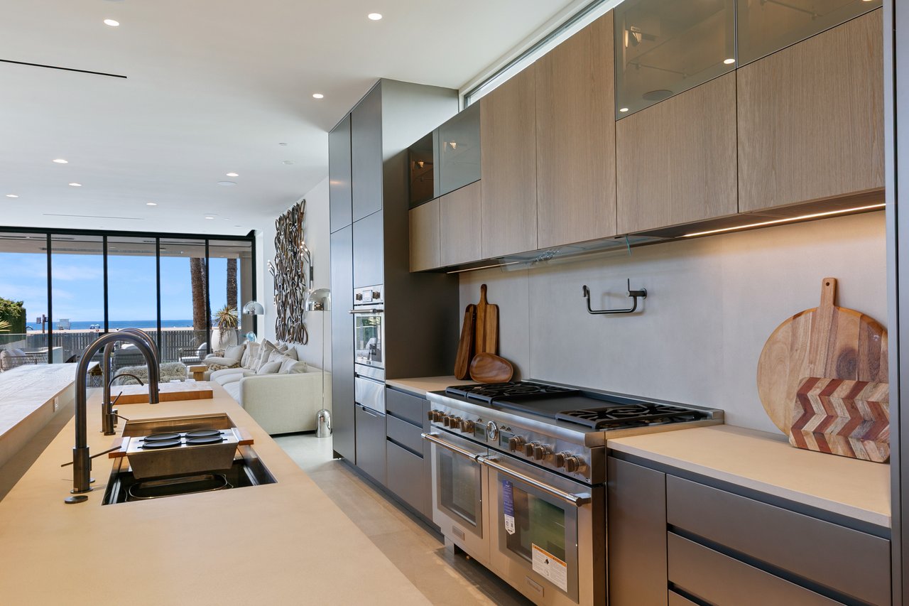 938 Palisades Beach Rd