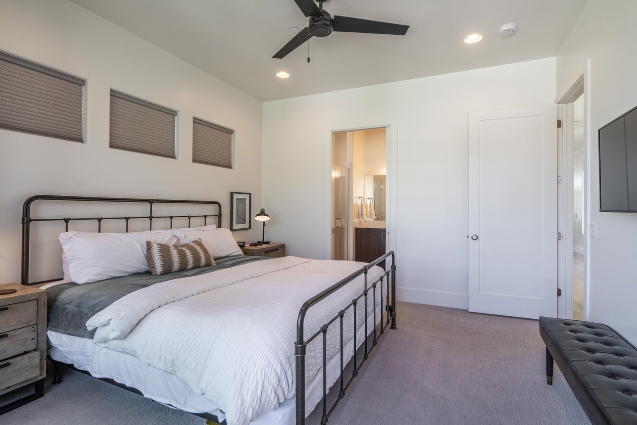 COUNTRY CLUB GOLF COURSE RETREAT