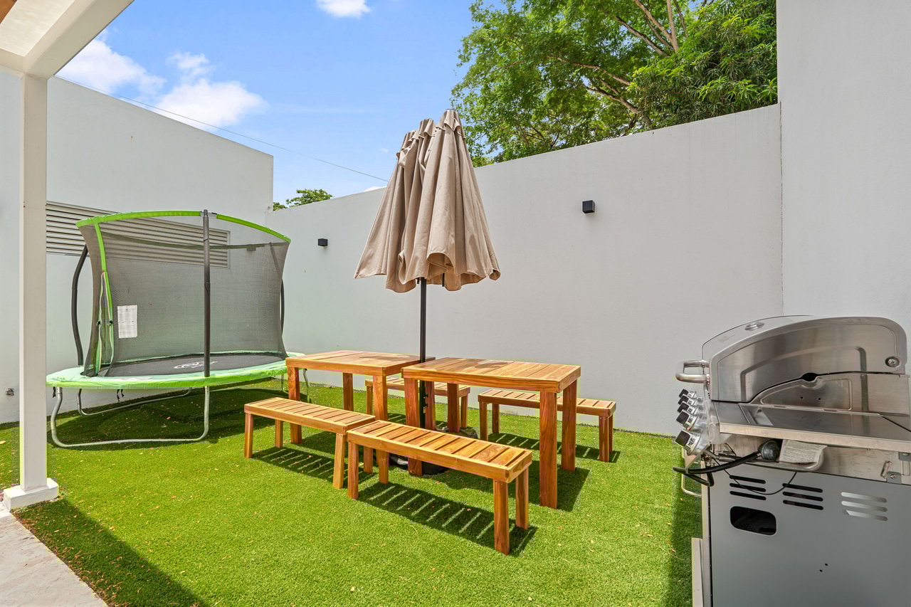 Castillo Blanco | Modern 4-Bedroom Home with Saltwater Pool – Walk to the Beach in Surfside, Playa Potrero