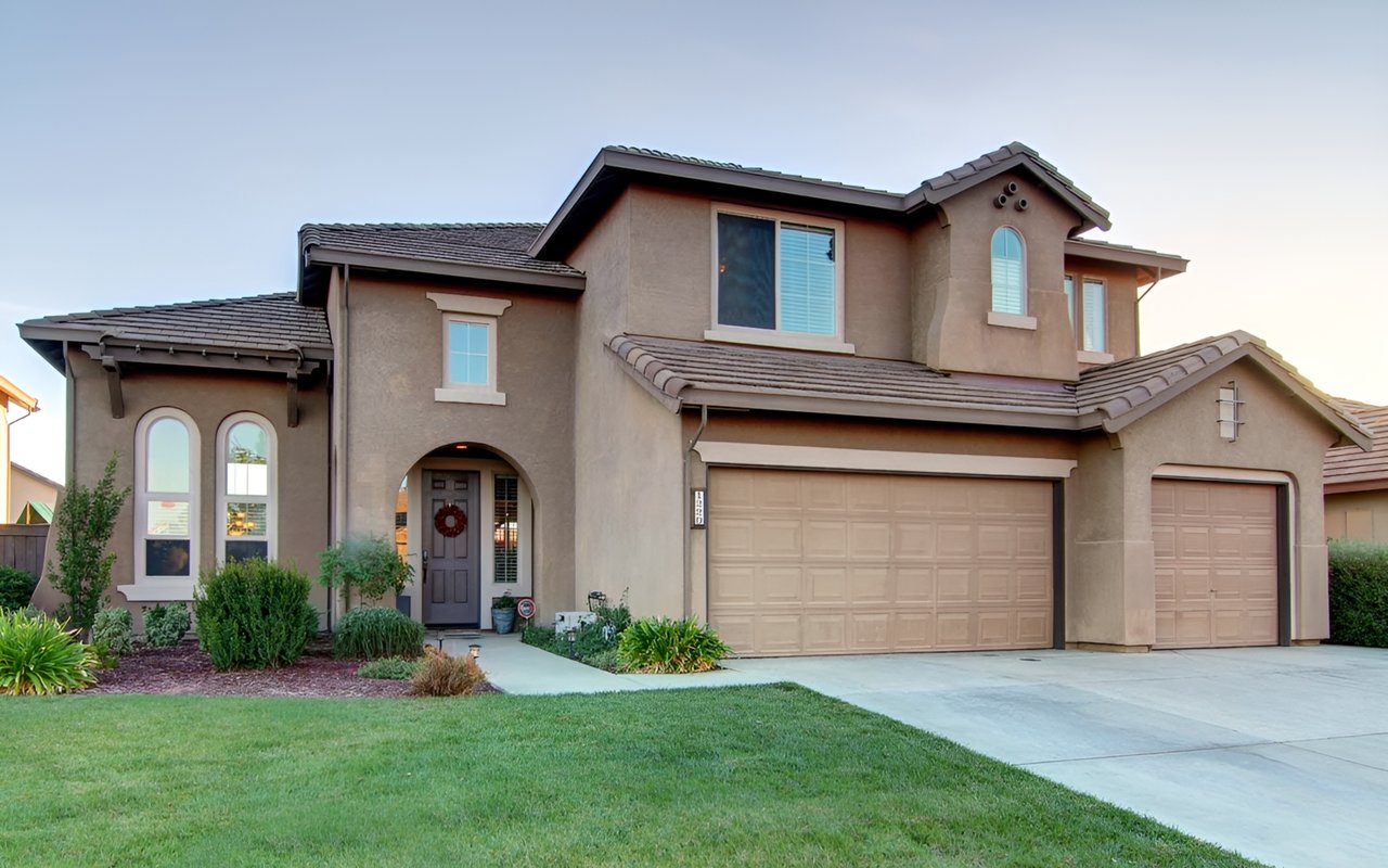 Gorgeous Lincoln 5 Bedroom Home for Sale!
