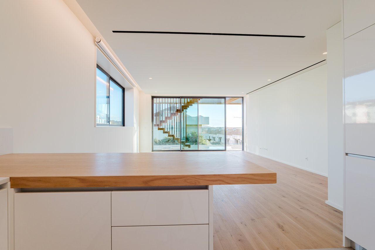 Elegant 3-Bedroom Sea-View Apartment with Large Terrace & Rooftop Pool in Vila Nova de Gaia