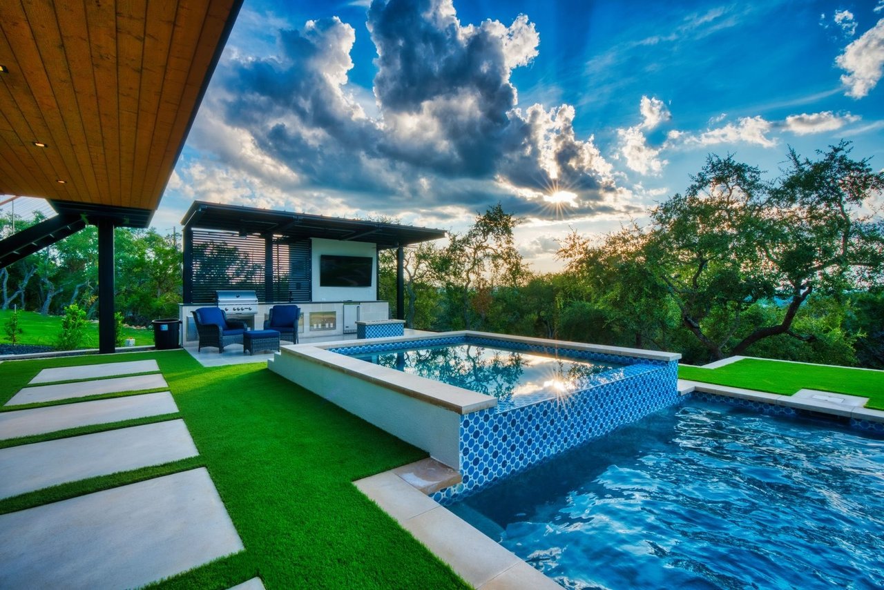 Luxxis Design 1104 Summit