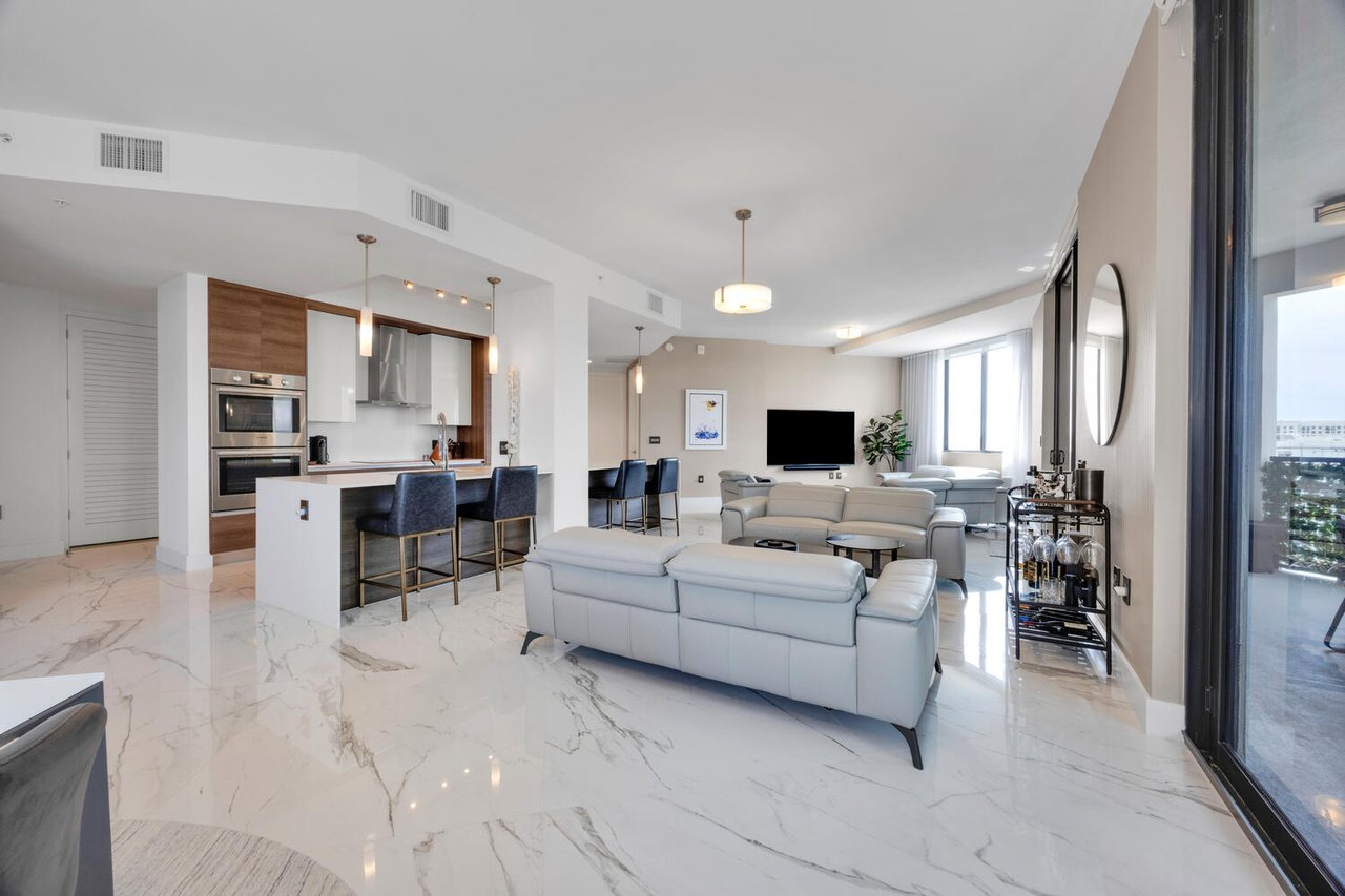 Exceptional Lower Penthouse Corner Unit in The City Beautiful