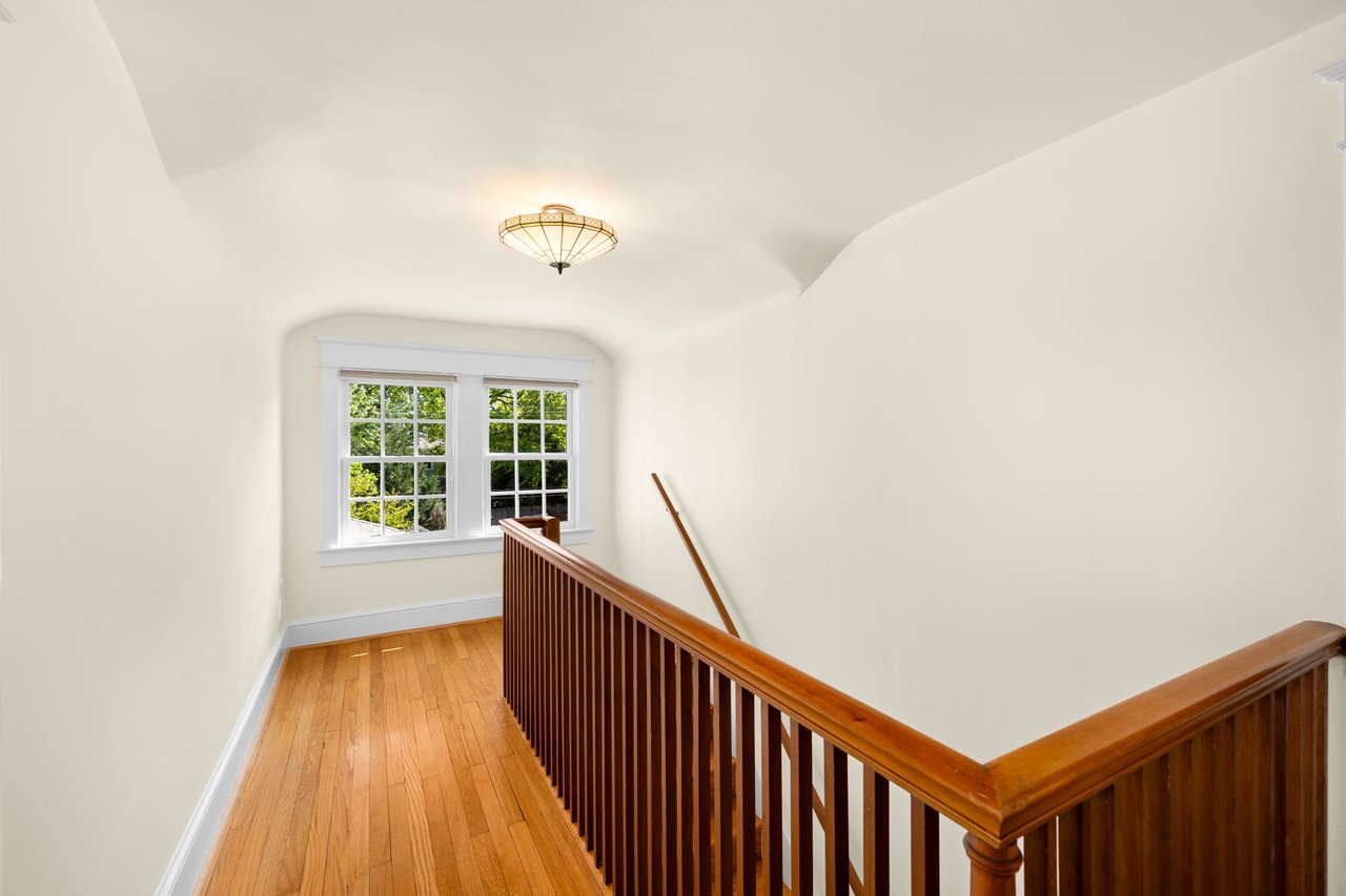 22 W OAK STREET