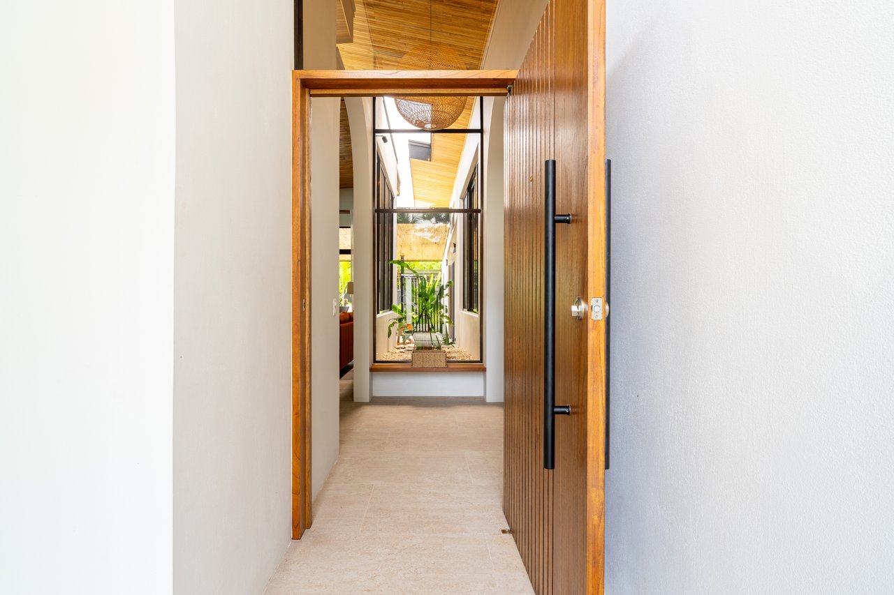 Uvita Tropical Urban Home, New Quality Build!