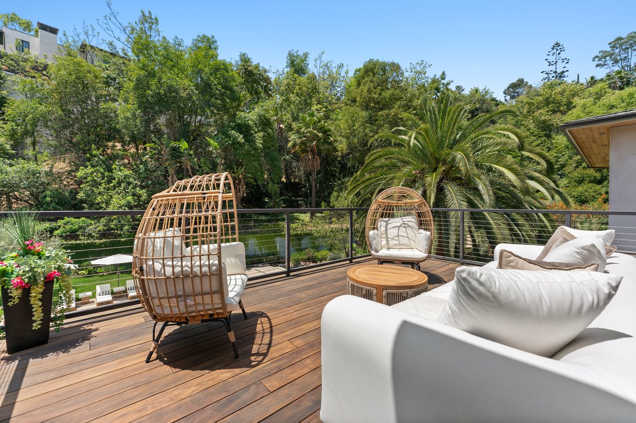 Bowmont Dr, 90210
