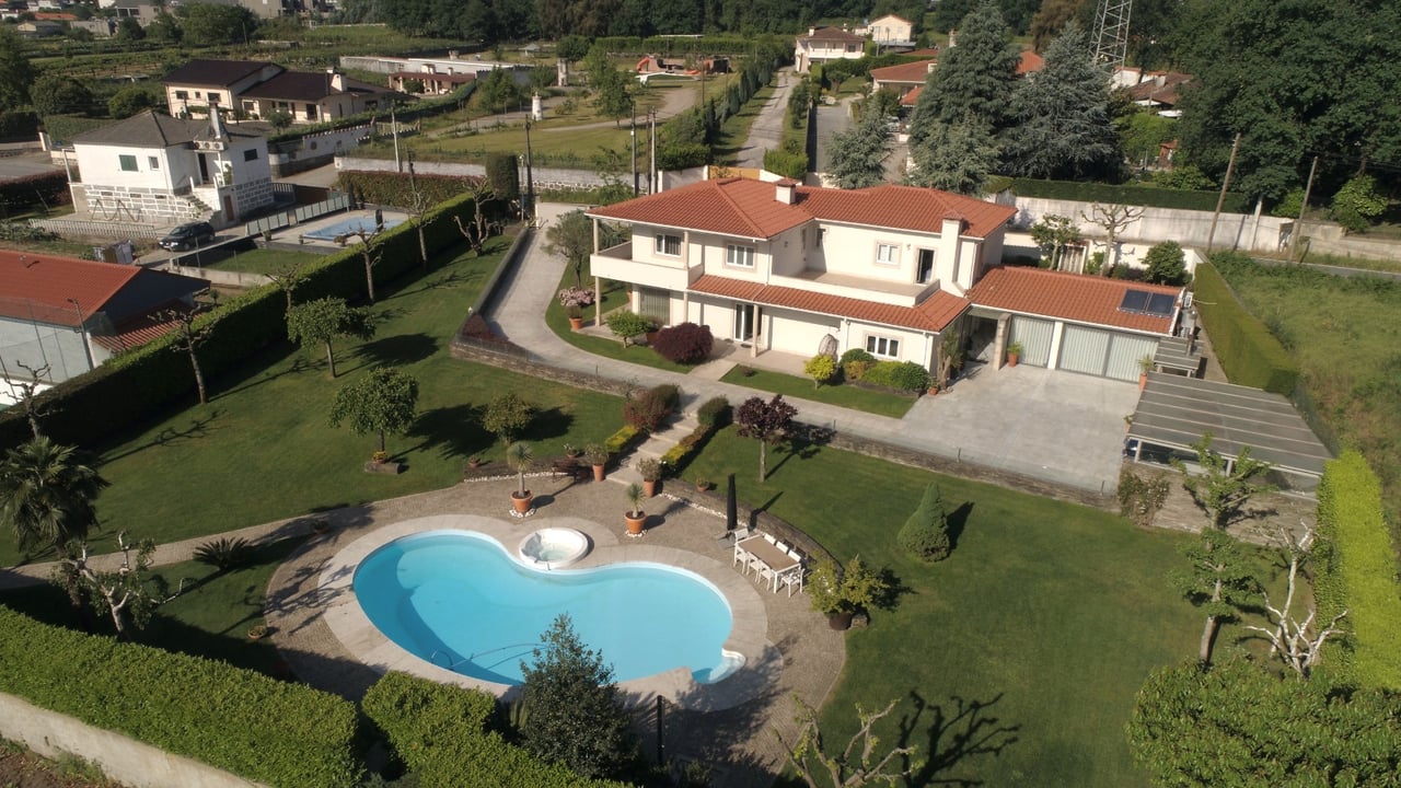 Spacious Three-Bedroom Villa with Swimming Pool and Tennis Court in Guardizela